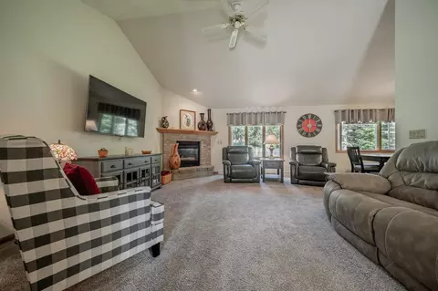 Living - 1900 S Carriage Ln, Appleton, WI 54914 photo 4 of 4