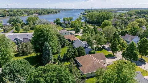 View/Area - 1900 S Carriage Ln, Appleton, WI 54914 photo 3 of 5