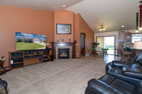 3928 Braeburn Dr, Appleton, WI 54913 photo 2