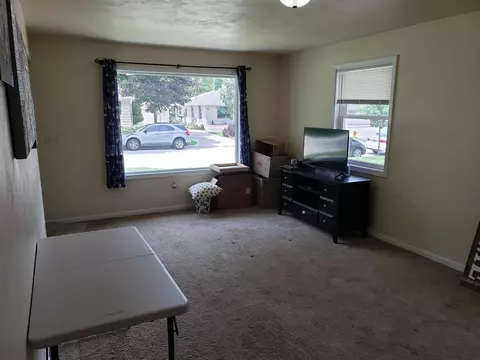 Living - 54 Fairway Ct, Appleton, WI 54915 photo 2 of 4
