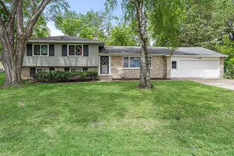 814 Fieldcrest Dr, Neenah, WI 54956