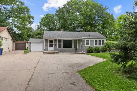1218 S Memorial Dr, Appleton, WI 54915 photo 2