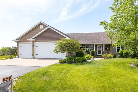 744 Milkweed Ct, Neenah, WI 54956