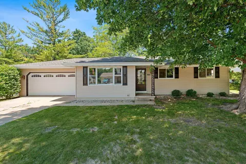 1840 Arlington Dr, Oshkosh, WI 54904