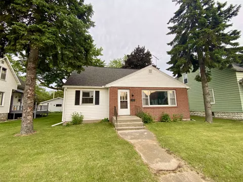 1054 Marinette Ave, Marinette, WI 54143