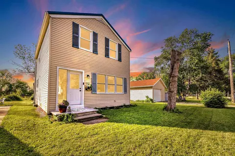 1421 Bismarck St, Green Bay, WI 54301