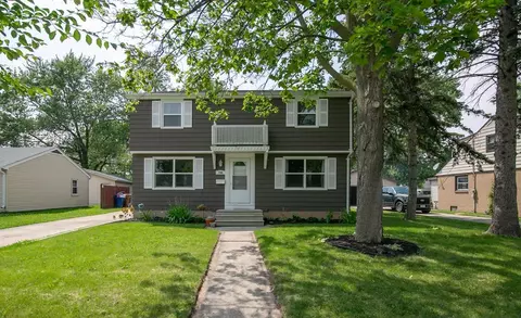 708 Carver Ln, Menasha, WI 54952