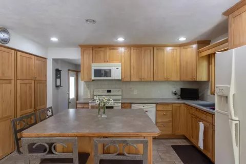 Kitchen - 816 N Cambridge Dr, Appleton, WI 54915 photo 2 of 4