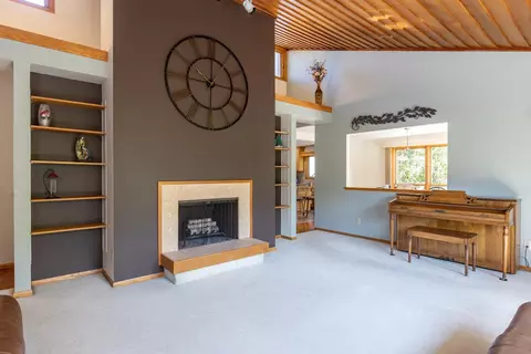 Living - 816 N Cambridge Dr, Appleton, WI 54915 photo 1 of 5