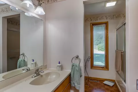 Bath - 816 N Cambridge Dr, Appleton, WI 54915 photo 2 of 4