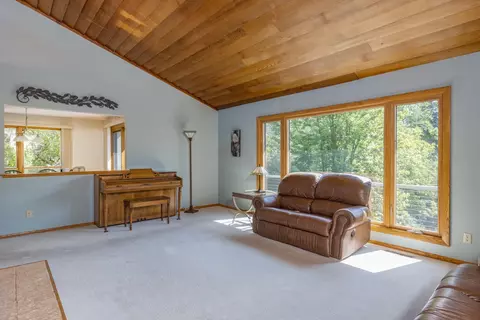 Living - 816 N Cambridge Dr, Appleton, WI 54915 photo 2 of 5