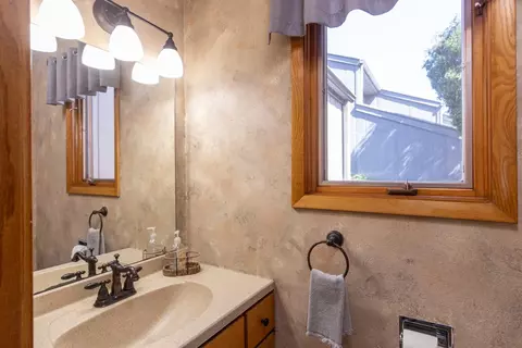 Bath - 816 N Cambridge Dr, Appleton, WI 54915 photo 3 of 4