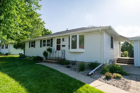123 Daniel Ct, Combined Locks, WI 54113