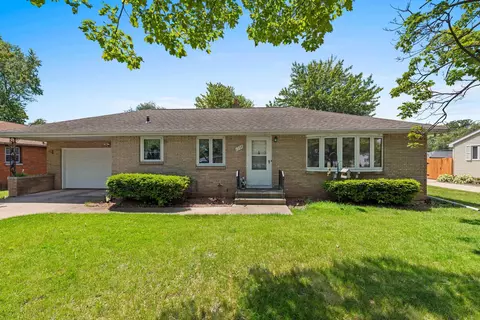 1738 Lilac Ln, Green Bay, WI 54302
