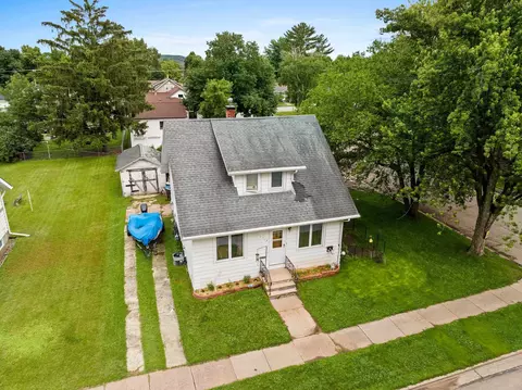 1112 Lawrence St, New London, WI 54961