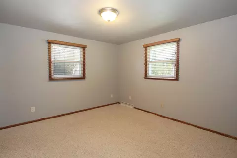Bedroom - 27 N Linden Ln, Appleton, WI 54915 photo 4 of 7