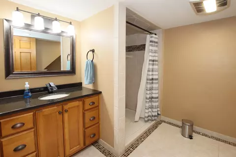 Bath - 27 N Linden Ln, Appleton, WI 54915 photo 3 of 3