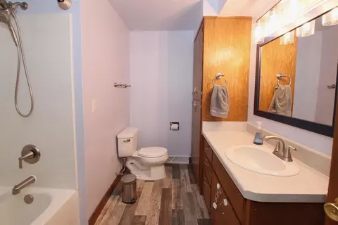 Bath - 27 N Linden Ln, Appleton, WI 54915 photo 2 of 3