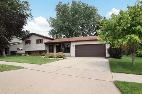 1650 Chatham Dr, Oshkosh, WI 54904