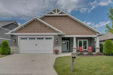 1339 Prairie Lake Cir #32, Neenah, WI 54956