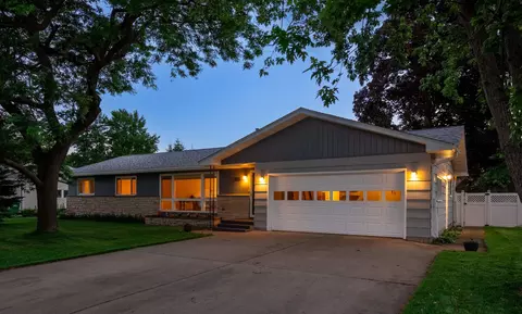 2711 Shore Dr, Marinette, WI 54143