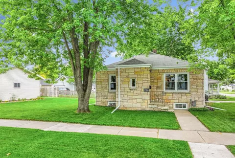 706 Lewis St, De Pere, WI 54115
