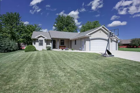 979 Stuart Ct, Neenah, WI 54956