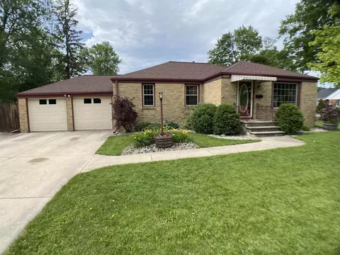 1127 Hickory Hill Dr, Green Bay, WI 54304