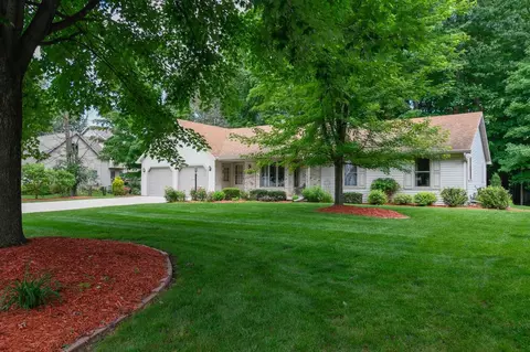 1552 Maple Hills Dr, Green Bay, WI 54313