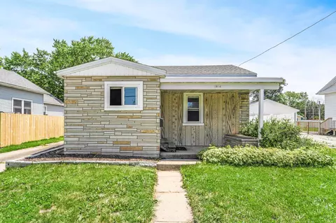 1816 N Main St, Oshkosh, WI 54902