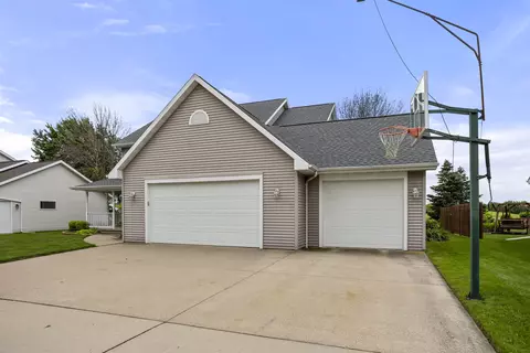 1501 E Wyndmere Dr, Appleton, WI 54913 photo 2