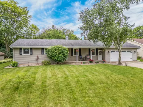 20 W Shoshone Dr, Appleton, WI 54911 photo 2