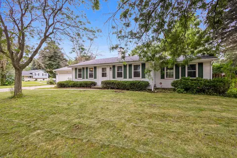 2433 Deer Trl, Green Bay, WI 54302