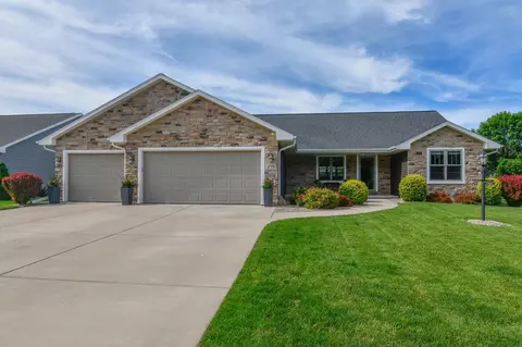 275 Royal St Pats Dr, Wrightstown, WI 54180