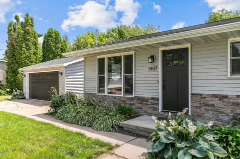 1407 E Harding Dr, Appleton, WI 54915 photo 2