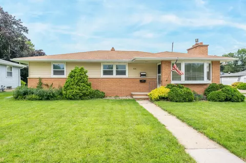 524 Steven St, Combined Locks, WI 54113