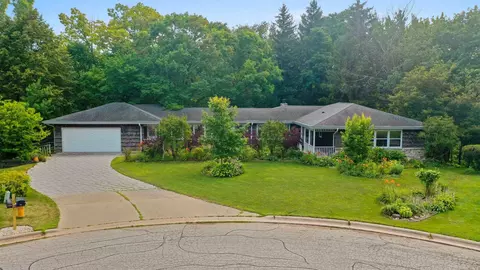 1554 Rustic Ridge Ct, Green Bay, WI 54311