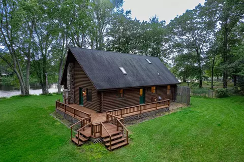 n1661 River Drive, Menominee, MI 49858
