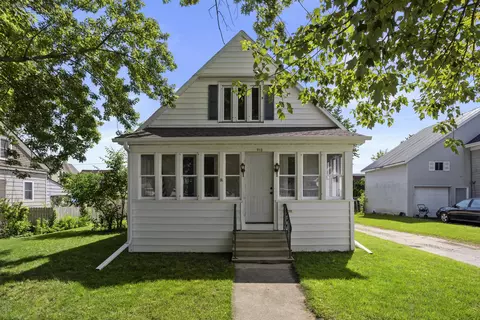 910 S Pearl St, New London, WI 54961