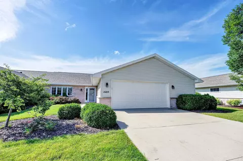 1685 Twin Lakes Cir, Green Bay, WI 54311