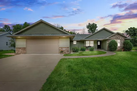 814 Woodrow St, Denmark, WI 54208
