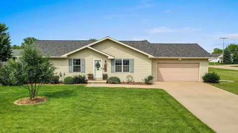 1902 S Cross Creek Cir, De Pere, WI 54115