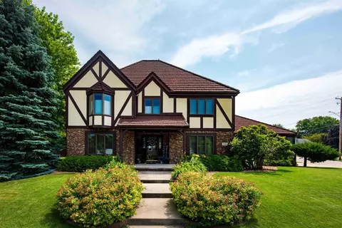 1800 Cliffview Ct, Oshkosh, WI 54901