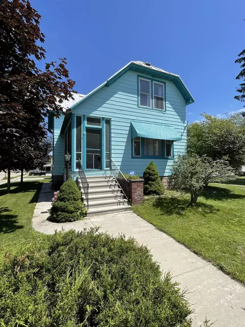 301 School St, Oconto, WI 54153