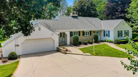 4805 River Heights Dr, Manitowoc, WI 54220