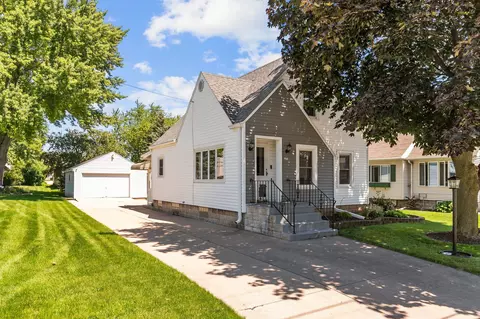 720 6th St, Menasha, WI 54952
