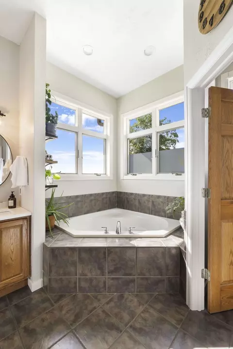 Bath - w2575 Fontana Way, Appleton, WI 54915 photo 3 of 7