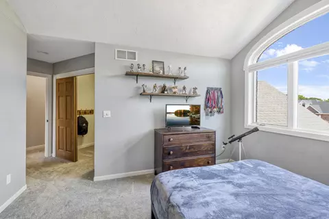 Bedroom - w2575 Fontana Way, Appleton, WI 54915 photo 14 of 16