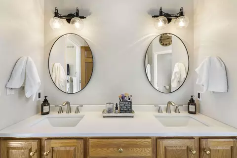 Bath - w2575 Fontana Way, Appleton, WI 54915 photo 2 of 7