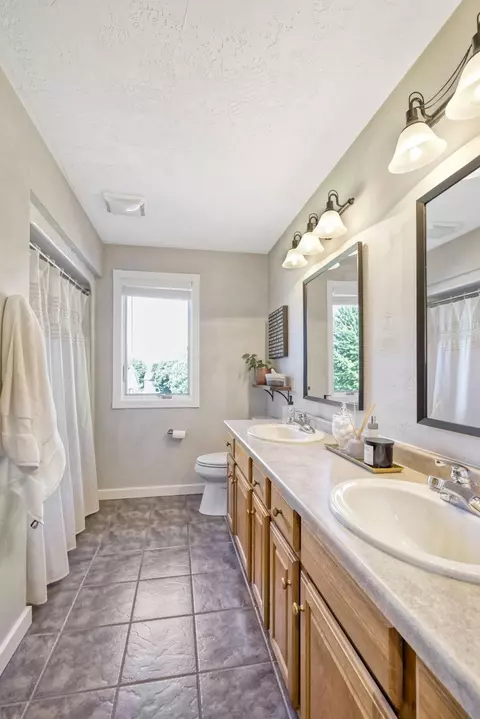 Bath - w2575 Fontana Way, Appleton, WI 54915 photo 5 of 7
